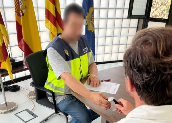 El propietario, en el momento de recuperar su reloj. Foto Policía Nacional de Ibiza