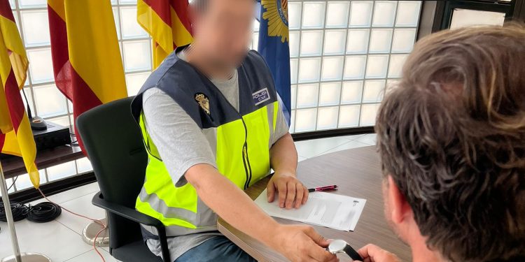 El propietario, en el momento de recuperar su reloj. Foto Policía Nacional de Ibiza
