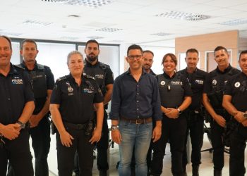 El alcalde de Ibiza, Rafa Triguero, posando con los miembros de la Policía Local.