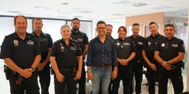 El alcalde de Ibiza, Rafa Triguero, posando con los miembros de la Policía Local.