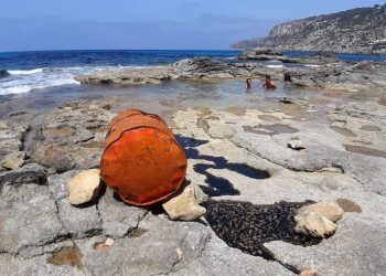 Bidón de petróleo causante del derrame. Foto RàdioIlla