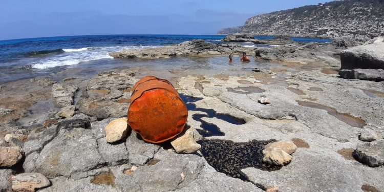 Bidón de petróleo causante del derrame. Foto RàdioIlla