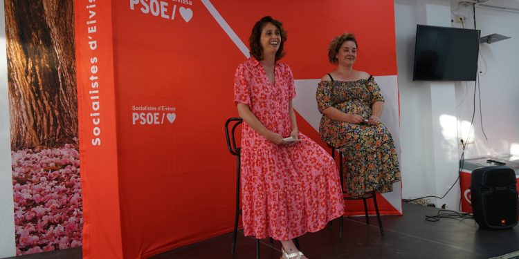 Milena Herrera, a la izquierda, junto a Pilar Ribas.