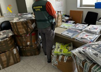 Camisetas intervenidas, en una imagen de la Guardia Civil.