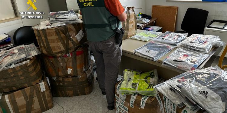 Camisetas intervenidas, en una imagen de la Guardia Civil.