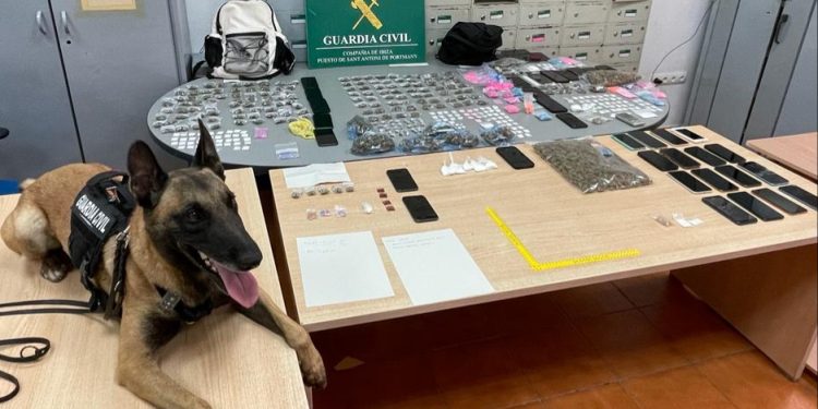 La unidad canina junto a la droga, el dinero y los móviles encontrados en el piso de Sant Antoni por parte de la Guardia Civil. Foto Guardia Civil