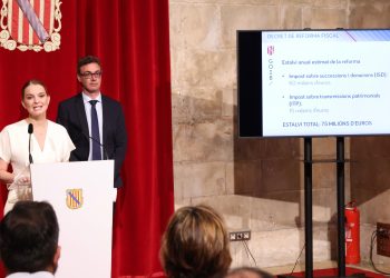 Marga Prohens y el ibicenco Toni Costa en la comparecencia del Consell de Govern extraordinario.