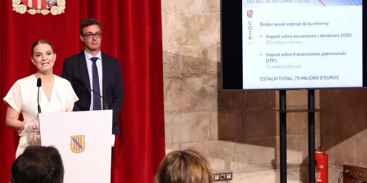 Marga Prohens y el ibicenco Toni Costa en la comparecencia del Consell de Govern extraordinario.