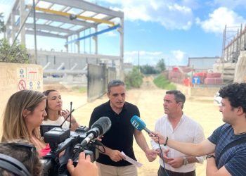 José Vicente Marí Bosó, en el centro, acompañado de Miquel Jerez, a su derecha, durante el acto.
