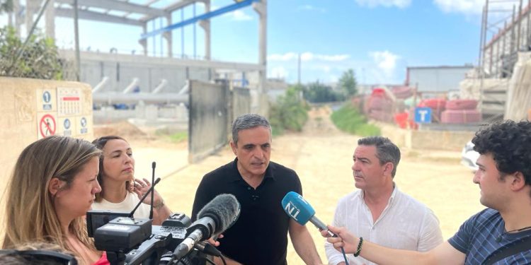 José Vicente Marí Bosó, en el centro, acompañado de Miquel Jerez, a su derecha, durante el acto.