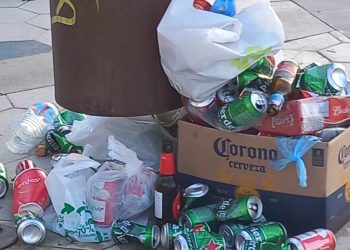 Restos de un botellón en ses Figueretes, con papeleras desbordadas de latas y botellas de alcohol.