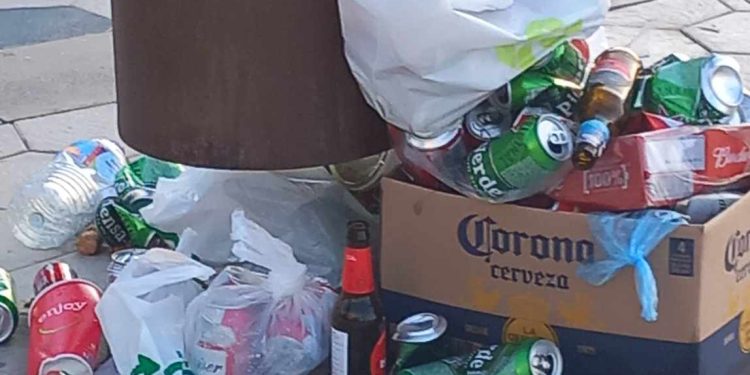 Restos de un botellón en ses Figueretes, con papeleras desbordadas de latas y botellas de alcohol.