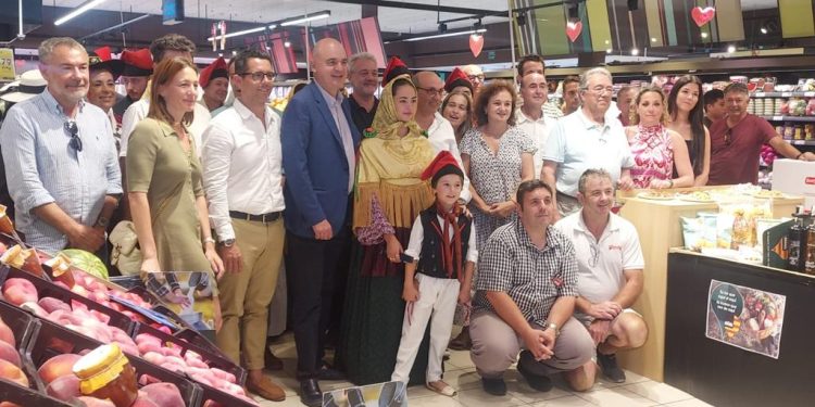 Acto en Eroski con autoridades insulares.