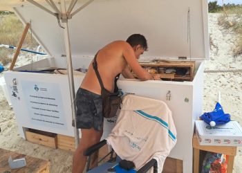 Escondía las bebidas en la zona de almacenaje de la concesión. Fotos Consell de Formentera