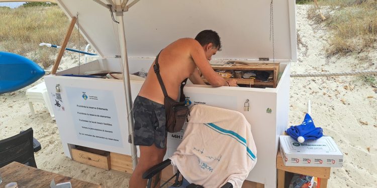 Escondía las bebidas en la zona de almacenaje de la concesión. Fotos Consell de Formentera