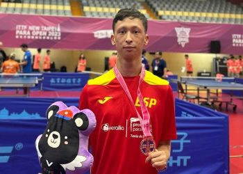Álex Díaz con una de sus medallas en Taipéi.