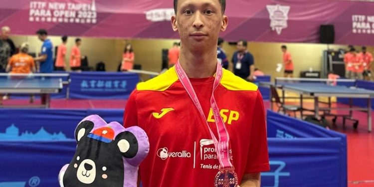 Álex Díaz con una de sus medallas en Taipéi.