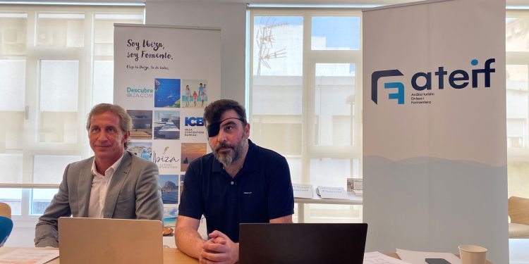 El presidente y el gerente de Ateif, Eduardo Manero y Simón Tur, respectivamente, durante la presentación de los datos de la encuesta. Foto: Ateif