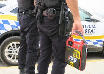 Agentes de la Policía local de Sant Antoni con un desfibrilador.
