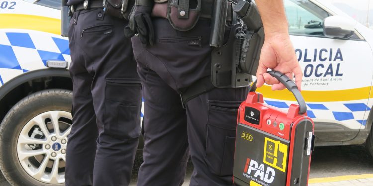 Agentes de la Policía local de Sant Antoni con un desfibrilador.