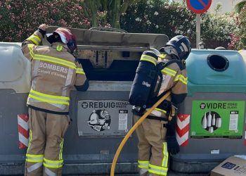 Imagen de los bomberos controlando el incendio en los contenedores. FOTO: twitter.com/bombersdeivissa