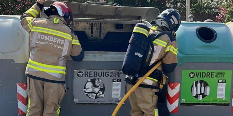 Imagen de los bomberos controlando el incendio en los contenedores. FOTO: twitter.com/bombersdeivissa