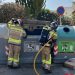 Imagen de los bomberos controlando el incendio en los contenedores. FOTO: twitter.com/bombersdeivissa