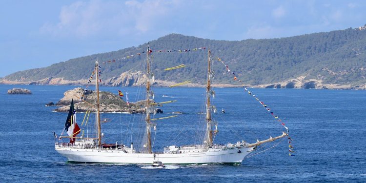 Llegada del buque escuela al puerto de Ibiza. Fotos: Paco Natera