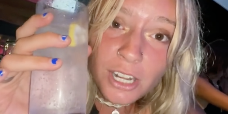 La chica muestra los precios de la noche en Ibiza en Tiktok. @yogirl_rin
