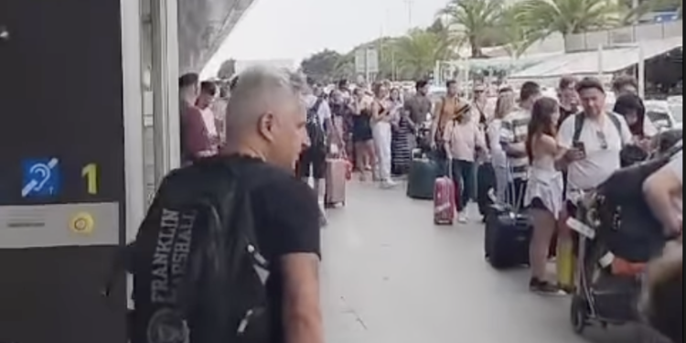 Cola para tomar un taxi en el aeropuerto de Ibiza, en una denuncia un bloguero italiano. Instagram Lazza Ramo
