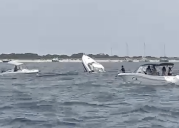 Lancha semihundida en una imagen del video,