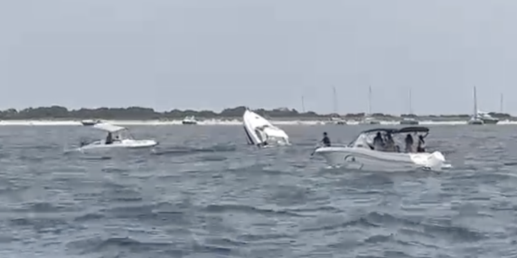 Lancha semihundida en una imagen del video,