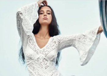 Victoria Federica con un mono de Charo Ruiz en la sesión para Hola! compartida por la firma en sus redes sociales.