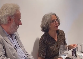 Julio Llamazares y Cecilia Orueta en una presentación de un libro anterior de la autora en La Hora Azul de Madrid.