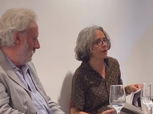 Julio Llamazares y Cecilia Orueta en una presentación de un libro anterior de la autora en La Hora Azul de Madrid.