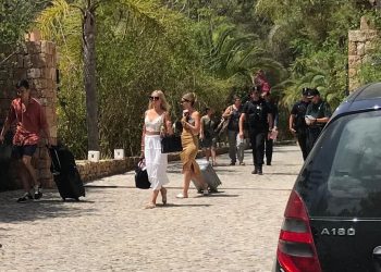Los turistas alojados en Casa Paola, en el momento de abandonar la vivienda, hoy, sobre la una de la tarde. Fotos: Laura Ferrer