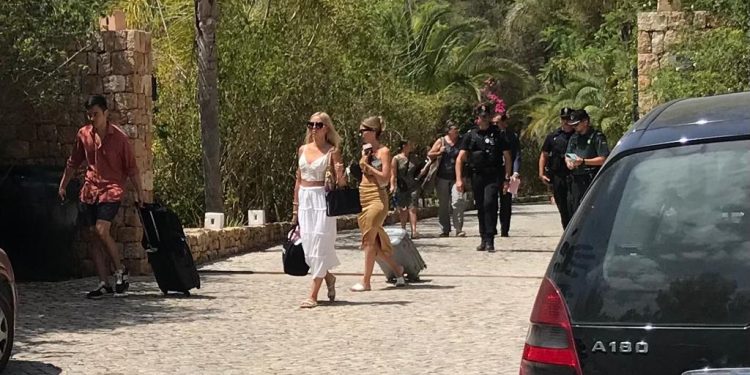 Los turistas alojados en Casa Paola, en el momento de abandonar la vivienda, hoy, sobre la una de la tarde. Fotos: Laura Ferrer