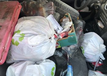 Interior del vehículo abandonado que está repleto de basura desde hace meses. Fotos Noudiari