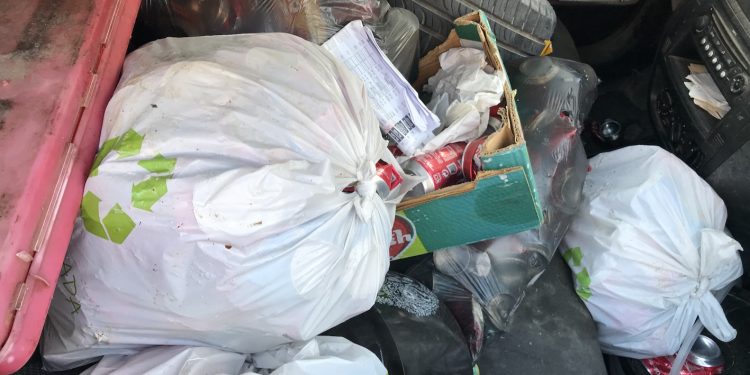 Interior del vehículo abandonado que está repleto de basura desde hace meses. Fotos Noudiari