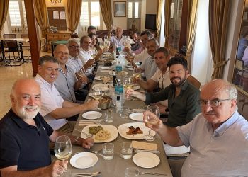 Comida tras el encuentro de las Juntas Directivas del Club Nàutic d'Eivissa, de la Sociedad Recreativa y Cultural Ebusus, y de la Sociedad Cultural y Recreativa Casino de Ibiza