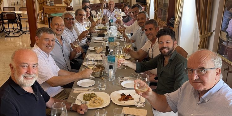 Comida tras el encuentro de las Juntas Directivas del Club Nàutic d'Eivissa, de la Sociedad Recreativa y Cultural Ebusus, y de la Sociedad Cultural y Recreativa Casino de Ibiza