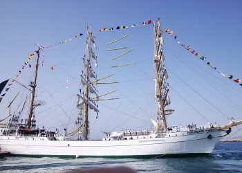 Imagen de la embarcación clásica de la Armada mexicana abandonando el puerto de Ibiza. Fotos: ÓSCAR MARÍ