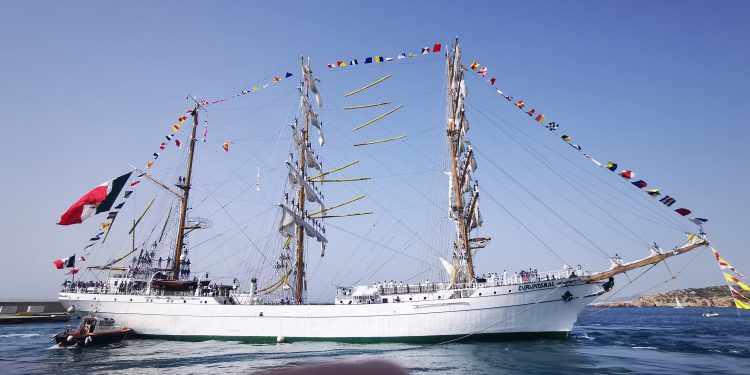 Imagen de la embarcación clásica de la Armada mexicana abandonando el puerto de Ibiza. Fotos: ÓSCAR MARÍ