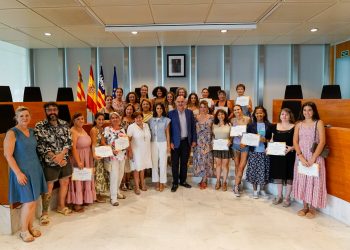 Lliurament dels diplomes acreditatius. Foto: Consell d'Eivissa