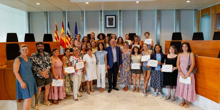 Lliurament dels diplomes acreditatius. Foto: Consell d'Eivissa