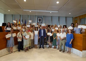 Lliurament dels diplomes a la seu del Consell d'Eivissa. Foto: Consell d'Eivissa