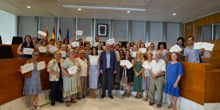 Lliurament dels diplomes a la seu del Consell d'Eivissa. Foto: Consell d'Eivissa
