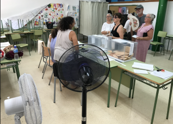 Los colegios que acogieron las elecciones nacionales el pasado 23 de julio de 2023 tuvieron que equiparse con ventiladores dado que la mayoría de los centros no tienen climatización.