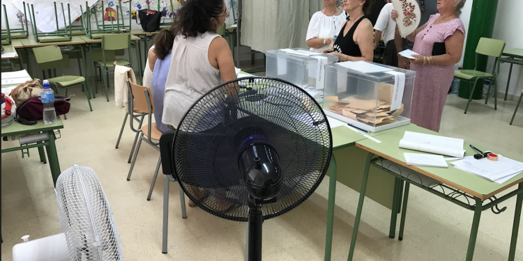 Los colegios que acogieron las elecciones nacionales el pasado 23 de julio de 2023 tuvieron que equiparse con ventiladores dado que la mayoría de los centros no tienen climatización.