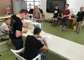 Una mesa electoral en la biblioteca del CEIP Vara de Rey en las elecciones de 2023. Foto Noudiari